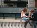  fille assise sur le parapet d'un pont